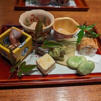 日本料理 丸しま - 八寸　　　　　　　　　　　　　　　　　　　　　　　　花山葵とほたるいかお浸し　平貝酢味噌がけ　穴子寿司　　　　　
                    鯛の子煮凝り　竹の子木の芽和え 　空豆茹で上げ　　　　海老真蒸　　　