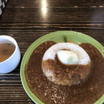 赤い屋根の喫茶店 駅舎 - スリスリりんごカレー 850円　半熟卵トッピング＋50円