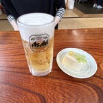 岳乃屋 - 妻の生ビール。冷奴が付いてきました(*´∇｀*)