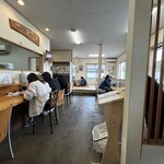 Gakunoya - 店内はカウンター、テーブル、小上がりとなかなかの広さです(・∀・)