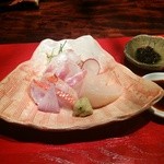 賛否両論 - 刺身（真鯛、金目鯛スモーク、ホタテ）