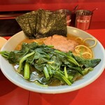 横浜家系ラーメン 黄金家 - 並盛りラーメン（ほうれん草トッピング）