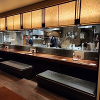 虎ノ門やまと - ゆったりカウンター席