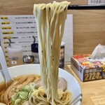 ふる川 - 低加水のストレート中太麺。自家製麺の独特な美味しさ。