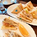 カフェコロラド 四日市店 - 具沢山なBLTサンド（奥）、美味しいサバサンド、オレンジ付き（手前）