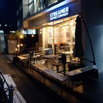 ストリーマー コーヒーカンパニー - お店は夜でも明るい雰囲気。音楽もしっかりかかっています。