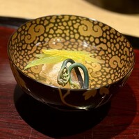 御幸町 田がわ - ❷椀物
                      ～美しい器の映える北海道から直送された毛蟹に蕗、柚子、かぎわらびに柚子を添えた優しいお椀。芸術的なコントラストが光ってる。