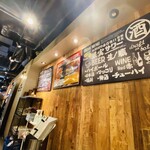 焼肉 弘商店 - カウンター席通路を抜けテーブル席