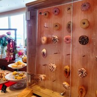 シースケープ テラス・ダイニング - ドーナツはりつけが面白い。左はマカロン。マカロンはあっという間に無くなり、無くなると補充なし。