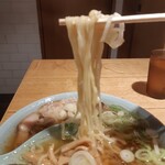 ちえちゃんラーメン - 平打ちつるつる麺　家系とは逆のアプローチ