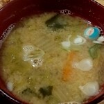 Nouson Kafe Hareruya - 白菜と人参、ネギ、麩入り（水色のがそうですwww）味噌汁