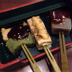 くらま - 《田楽三種盛り》530円。
            (豆腐・こんにゃく・京生麩)
            豆腐は柚子味噌、こんにゃくと京生麩は八丁味噌。