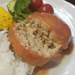 キッチン ブルー グローブ - ハンバーグをカット、真ん中の一番大きい部分