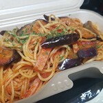 キッチン ブルー グローブ - アラビアータのアップ、ベーコンが見えます