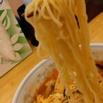 ぎょうざの満洲 - 中太麺