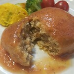 キッチン ブルー グローブ - 豚挽肉と豆腐のハンバーグをカット