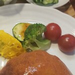 キッチン ブルー グローブ - ポテサラ、備え付け野菜のアップ