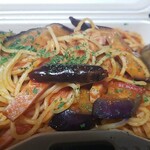 キッチン ブルー グローブ - 正面から、仄かに香るトマト、ニンニクは控えめ？