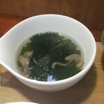 キッチン ブルー グローブ - わかめ茸スープのアップ