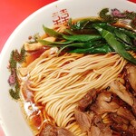 中華そば　ふじい - かしわそば　麺アップ　ぱつんとした麺が美味しいです。九条ねぎ？も柔らかく美味しいです