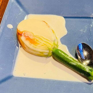 Spring only! "Zucchini flowers" with cream sauce