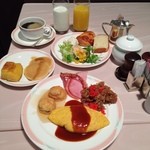 Kafe Resutoran Kameria - ホテルオークラ神戸の朝食バイキング。
                        目の前で作っていただくオムレツが美味しい。
                        ついつい色々のせてしまいました(*^◯^*)