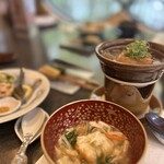 梅の花 - 右上　
      真ん中　大豆ミートの麻婆あん