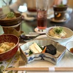 梅の花 - ざくろジュース　真ん中　湯葉豆腐と黒胡麻豆腐のお造り　　　　　　　右上湯葉とアボカドの中華風サラダ　