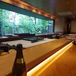 一心鮨 光洋 - 清潔で落ち着いたゆとりある店内