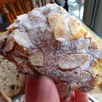 ル・グルニエ・ア・パン - クロワッサン・オ・ザマンド