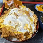 丸登食堂 - わたしの「カツ丼」(￥850-税込)
            です。瀬戸物の丼ではありません。漆器風の赤色プラスチック製で、蓋がしてありました。