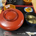 Maruto Shiyokudou - 蓋を取る前。若布と豆腐のお味噌汁、小鉢は太い金平牛蒡、箸休めは壺漬けです。立派な御膳ですね。