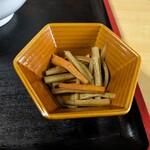 Maruto Shiyokudou - ラーメンにも金平牛蒡の小鉢が付きます。