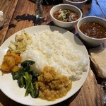 SPICE Cafe - 2種のカレー（エビとガーリックチキンを選択）前菜4品に食後のコーヒーまたは紅茶とミニデザートがついて1600円でした