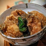 Akasaka Gohan Yamane Ya - メインの牡蠣丼は、大振りな牡蠣が5つ！ カラッと揚がって、甘辛ダレにくぐらせてあります。