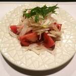 Fuurai Bou - トマトと玉葱の玉ねぎサラダ