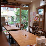 Fuku Kafe - 店内。入り口付近。