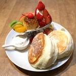福カフェ - プリンアラモードパンケーキ いちごバージョン（ドリンクセット2,180円）。