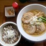 HANA HANA - 白醤油ラーメン650円＋チャーシュー2枚乗せ150円。と、チャーシュー丼450円。