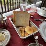 メインダイニングルーム - カリカリしっとりトーストたち