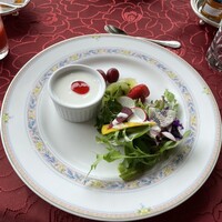 メインダイニングルーム - お皿のデザインとマッチしてる色合い