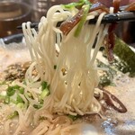 Hakata Issou - ワンタンメン+半熟味玉子 アップ