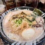 Hakata Issou - ワンタンメン+半熟味玉子 生姜とゴマを添えて