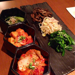 生粋 - ナムルとキムチの盛り合わせ