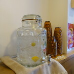 チーズコート - セルフで頂けるレモン水はありがたいサービスですね