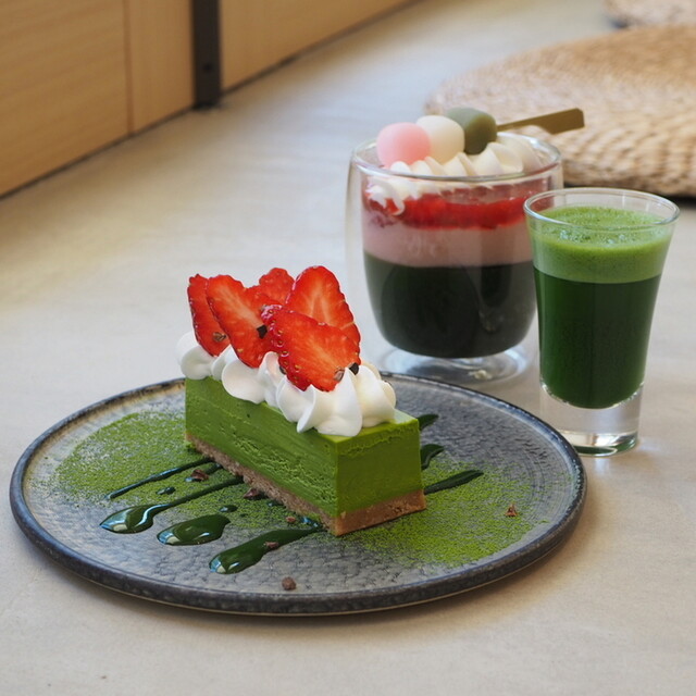 『いちごトッピングの抹茶ガトー』by いちご☆大好き : ATELIER MATCHA （アトリエマッチャ） - 築地市場/カフェ [食べログ]