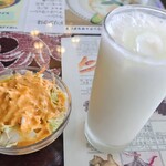 インドカレー プリンス - 料理写真:ラッシーとサラダ