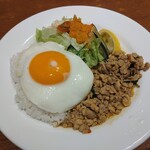 デニーズ - 鶏肉のバジル炒めごはん（1034円）