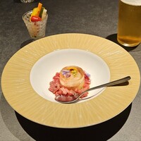 牛の達人 GINZA - 海鮮和牛ユッケとコンソメジュレ、ピクルス
