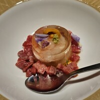 牛の達人 GINZA - 海鮮和牛ユッケとコンソメジュレ